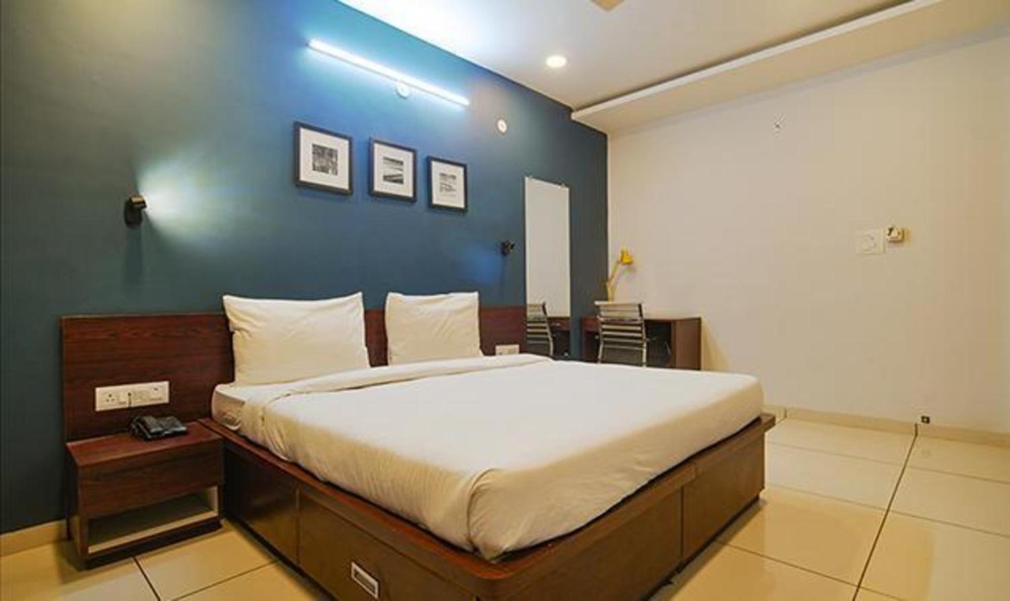 Hotel Fabexpress Sagar Sky Indore Esterno foto